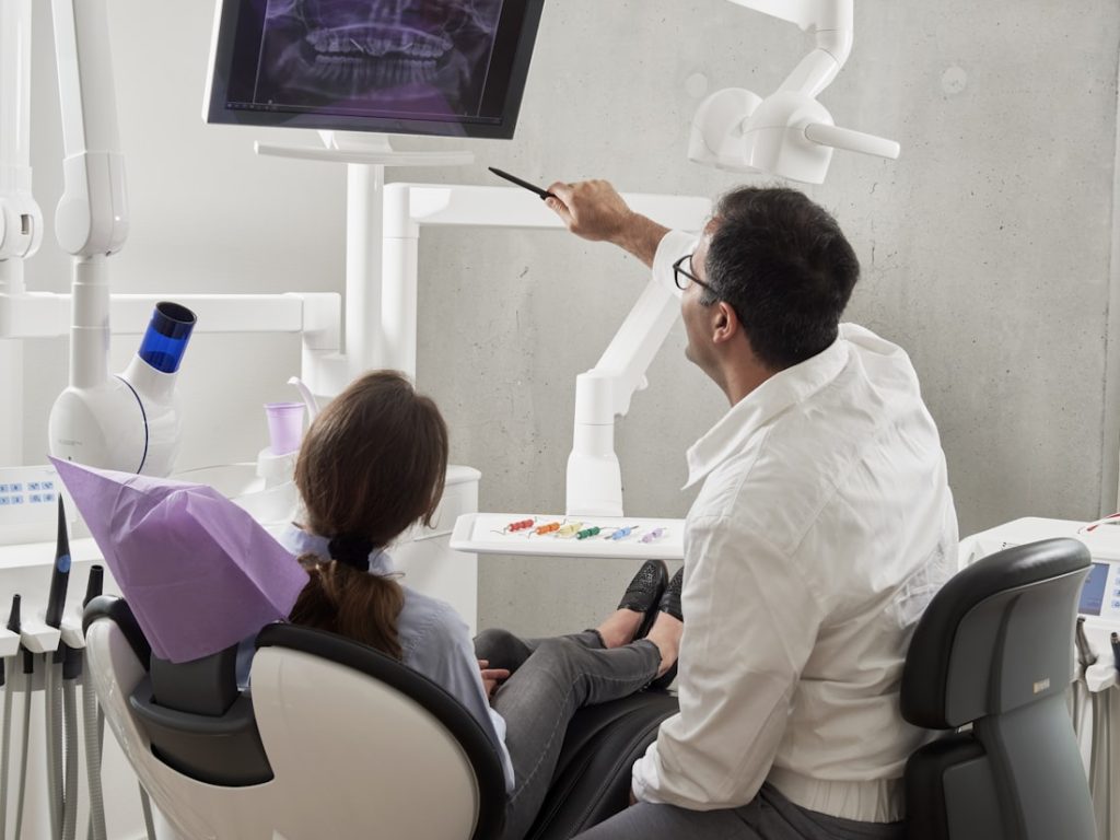 Interior de la clínica dental durante una consulta